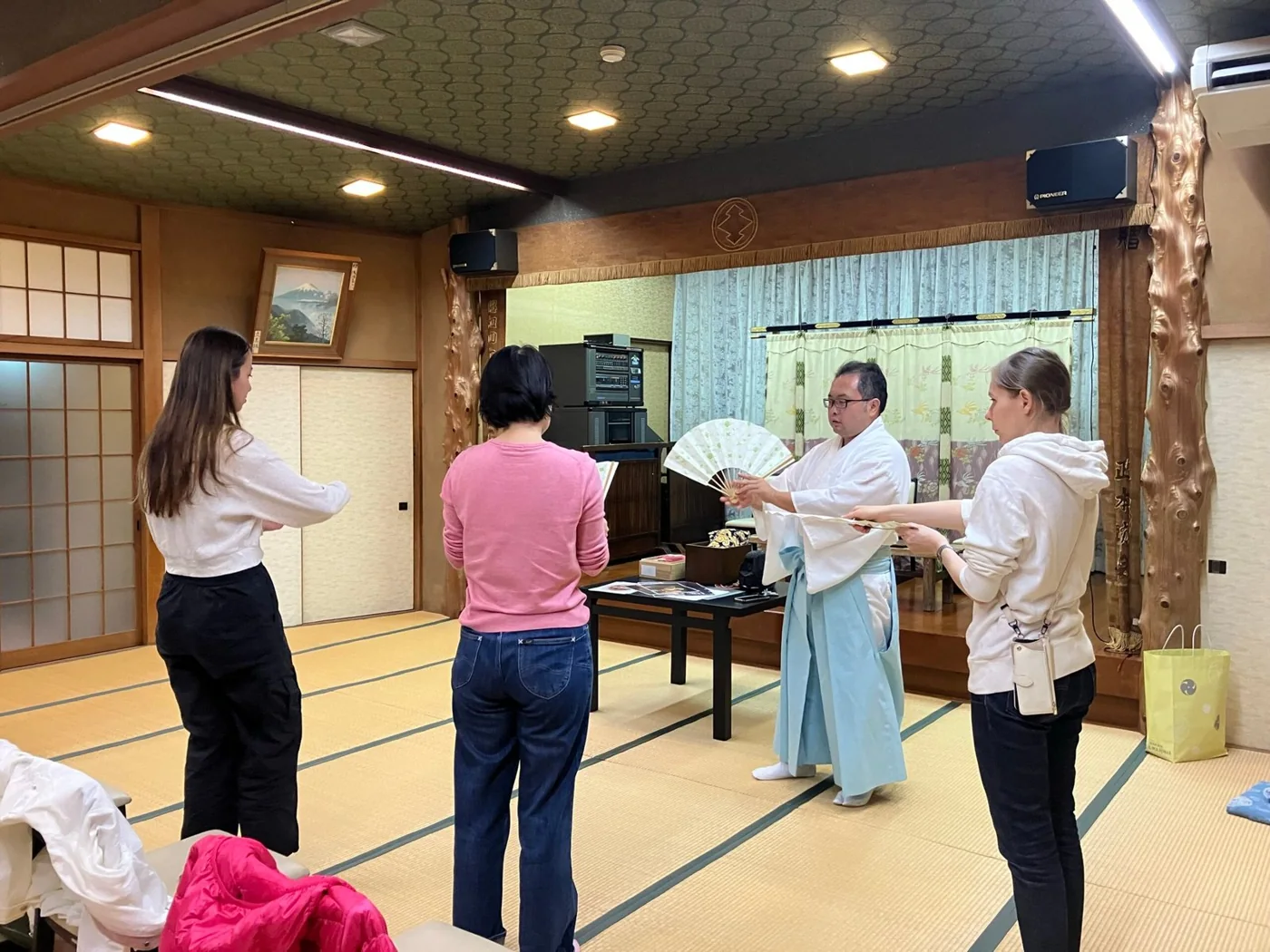 阿夫利神社納め太刀ツアーで説明を受ける参加者