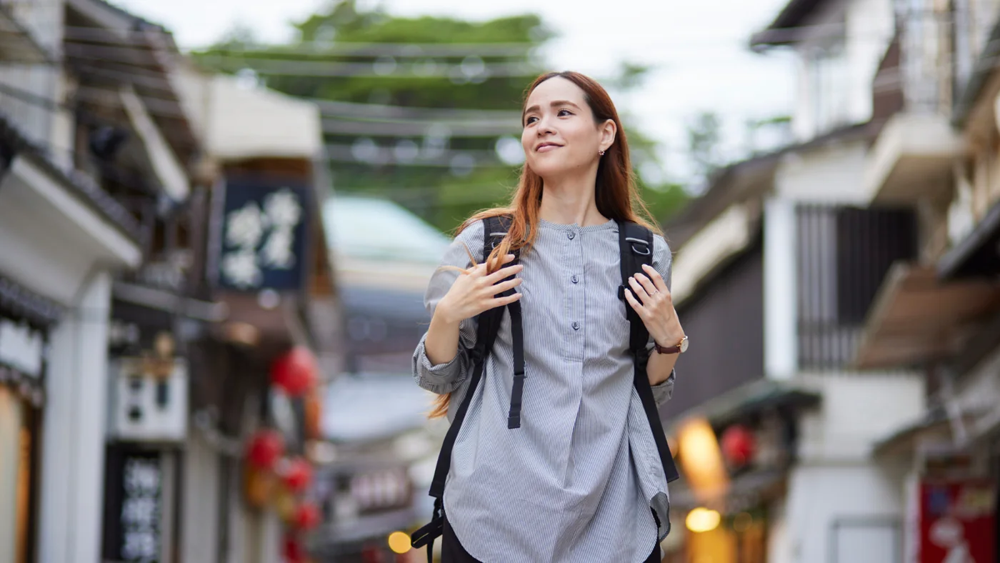 日本の街を散策する旅行者
