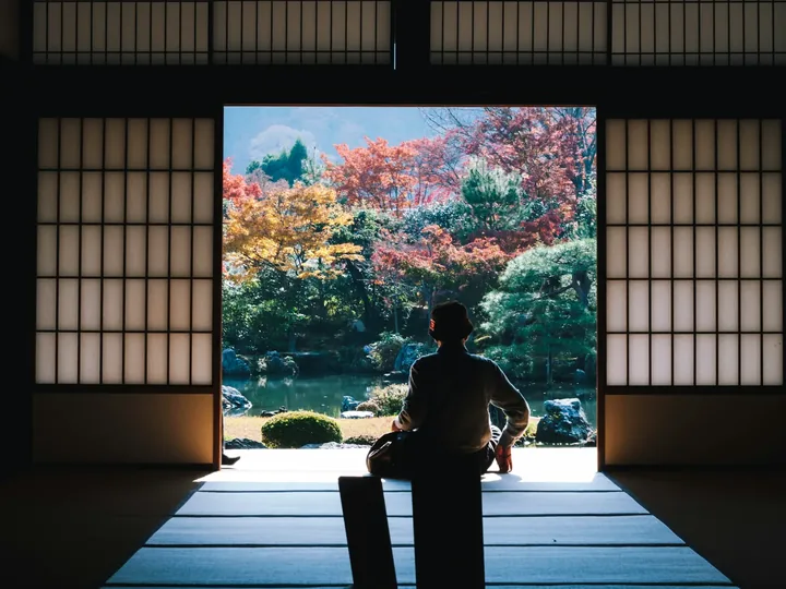 日本庭園を望む和室で過ごす人